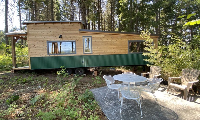 White Salmon House | Cozy Tiny House Retreat with Outdoor Sauna and Scenic Views