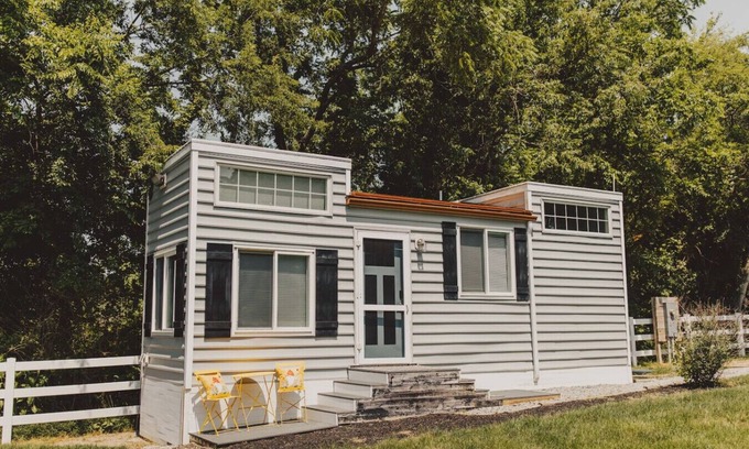 Lincoln House | Tiny house w/Pool on water near Beaches/turf