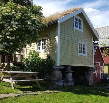 Lauvstad House | Fjordview Tiny House: Pet-Friendly & Oceanfront Escape