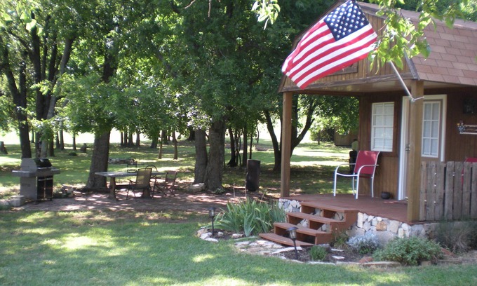 Sulphur Cottage | Cozy Tiny House Retreat with Pool & Kitchen Amenities