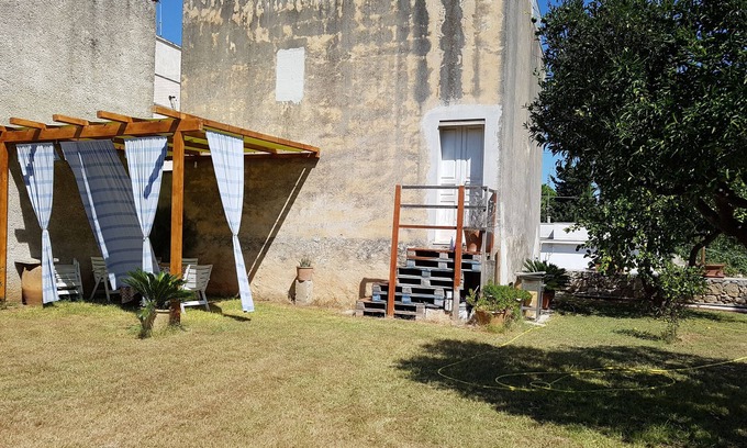 Specchia House | Cozy Tiny House with Garden and Kitchen Amenities
