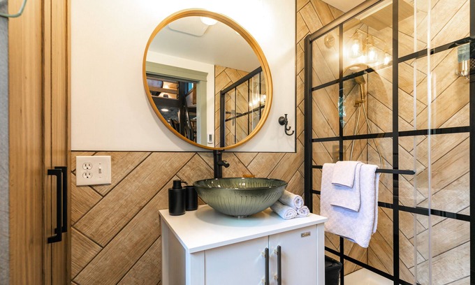 East Syracuse House | Relax in a Tiny House with Private Hot Tub & Spa Amenities