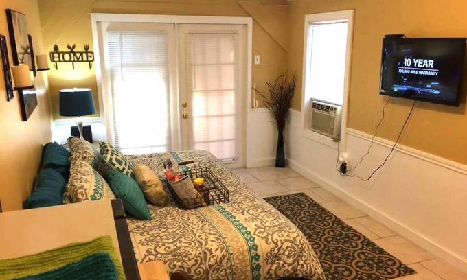 Jefferson Apartment | Cozy Tiny House with Private Yard & Pool Getaway