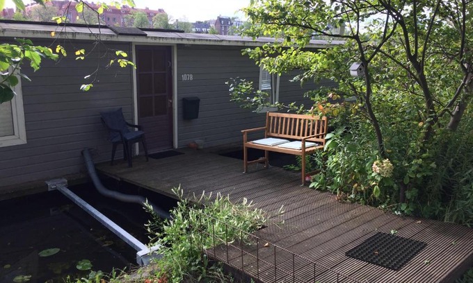 Amsterdam East Bed & Breakfast | Unique Tiny Houseboat B&B on the Amstel River