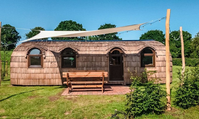 Belau Apartment | Cozy Tiny Igloo Nordström with Pool on Lake Belau