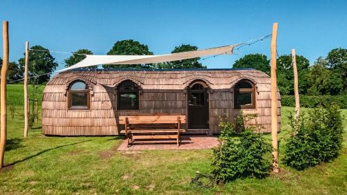 Belau Apartment | Cozy Tiny Igloo Sandström with Hot Tub & Kitchen Amenities
