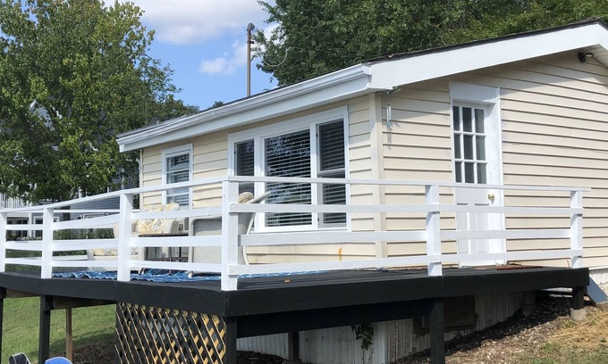 Middlefield Apartment | Cozy Lakefront Cottage with Pool and Breakfast Included!