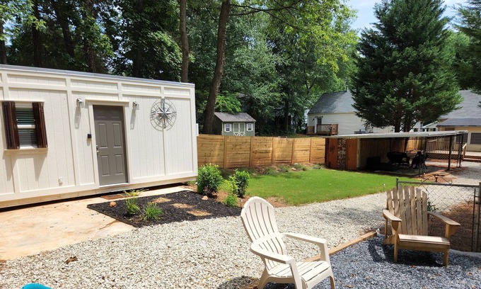 East Point Cottage | Cozy Stay Near Downtown East Point with Kitchen Access
