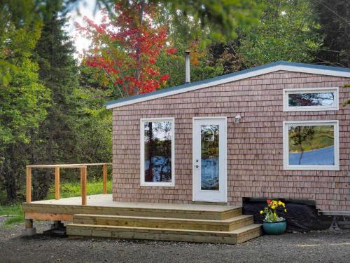 Glenville House | Cozy Mayfly Tiny House with Private Beach Access