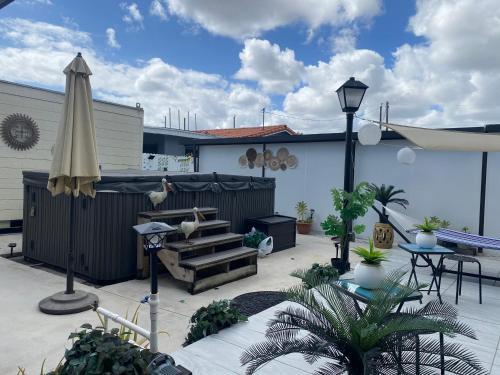 Flagami Bed & Breakfast | Cozy Retreat with Private Hot Tub Near Miami Airport
