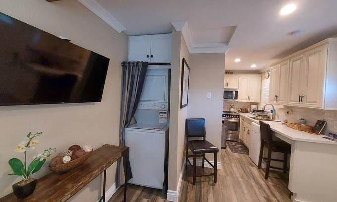 Charter Oak Apartment | Cozy Tiny Studio with Pool, Spa & Breakfast Included