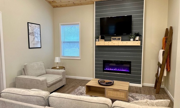 Oxford House | Cozy Taylor Oasis Near Ole Miss with Spa & Kitchen Access