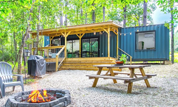 Livingston House | Cozy Tiny Timbers Livingston with Ocean View & Kitchen