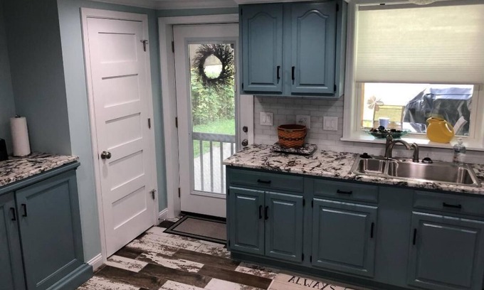 Madison House | Cozy Getaway at Tiny Too with River View & Amazing Amenities