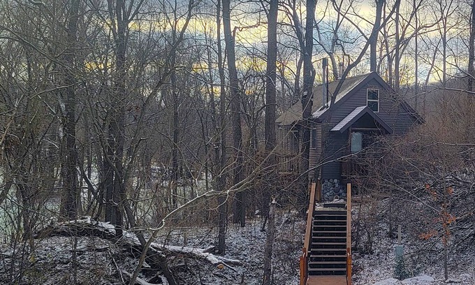 Elba Cabin | Tiny Treehouse Cabin Retreat, Riverside, Adults Only, No Pets, Peace and Quiet!