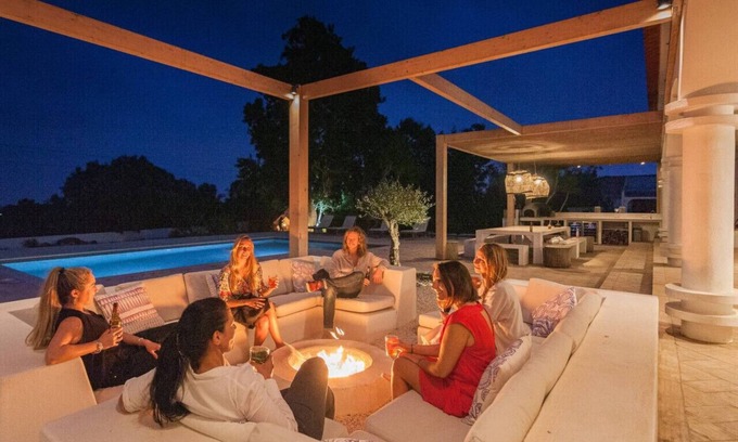 Colinas Verdes Villa | Discover Tiny Whale Lodge: Ideal Retreat for Group Getaways