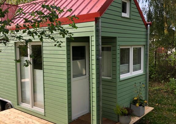 Kritzmow Apartment | Idyllic Tinyhouse Retreat Near Rostock with Breakfast & Kitchen