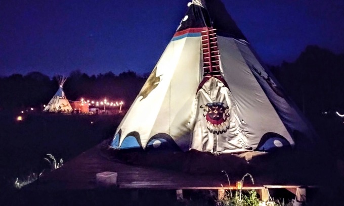 Lewisburg Cabin | Experience Tipi Creek Glamping with Hot Tub & Ocean View