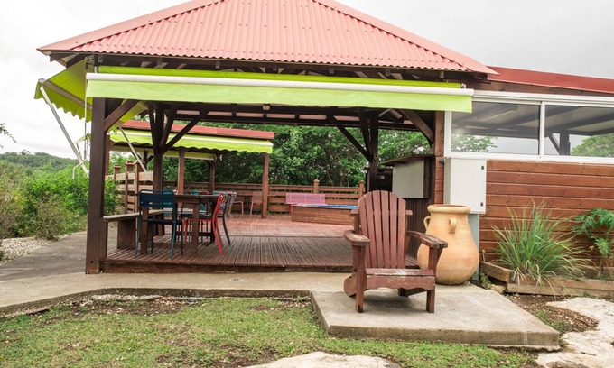 Saint-Louis Cabin | Budget-Friendly Tipi Fwomajé 1 with Pool and Breakfast