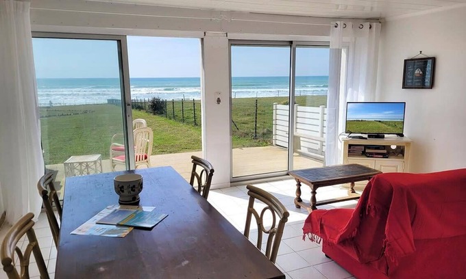 Plovan Apartment | Tipoz'immo Ru Veïn: Ocean Views and Pet-Friendly Stay