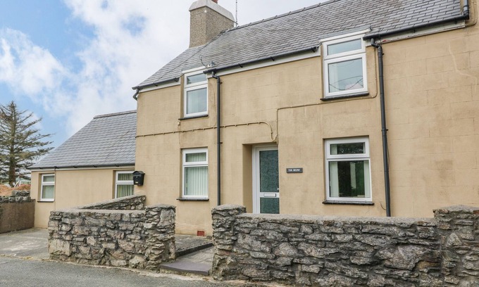 Edern Cottage | Family-Friendly TIR BEDW Cottage with Ocean View in Edern