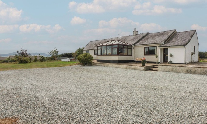 Dwyran Cottage | TIR MAWR, pet friendly, with open fire in Niwbwrch (Newborough)