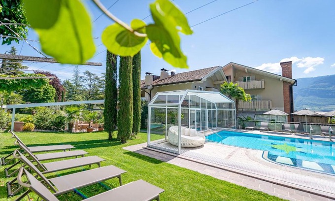 Tramin Bed & Breakfast | Tirolerin Garni Hotel: Pet-Friendly Oasis with Ocean Views