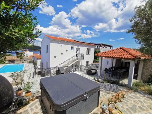 Tisno Apartment | Discover Tisno Resort: Pet-Friendly Oceanfront Retreat