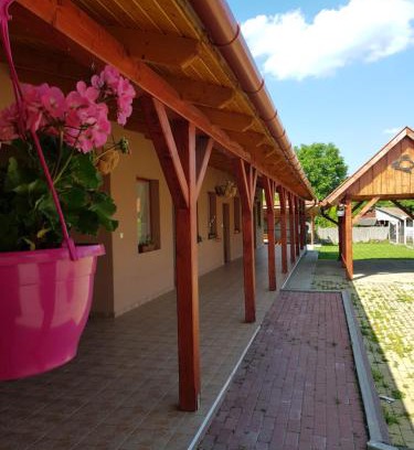 Tiszaszolos Apartment | Explore Tisza-Tavirózsa Vendégház: Pet-Friendly Retreat