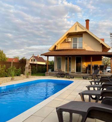 Kiskore House | Idyllic Tiszavirág Üdülőház with Ocean View & Pool