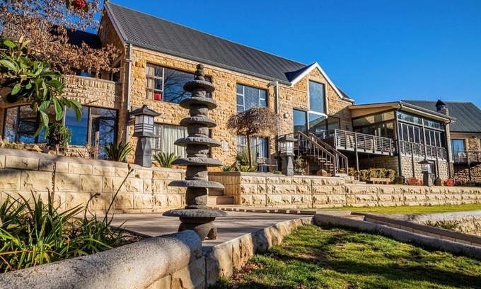 Clarens House | Tranquil Titanic View - 4-Star Family-Friendly Retreat