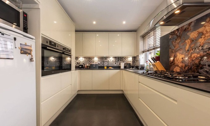 Fareham House | Pet-Friendly Titchfield House with Free Parking and Comfort