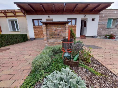 Bukfurdo Apartment | Top-Rated Titi Classic & Trendy Apartman with Ocean View