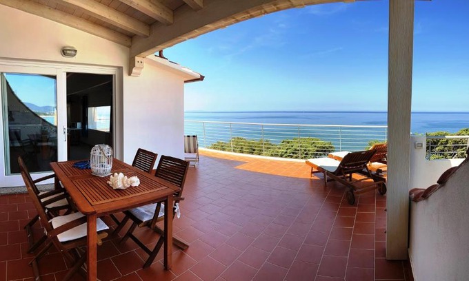 La Ciaccia House | Gorgeous Oceanfront Villa Apartment with Free Internet Access
