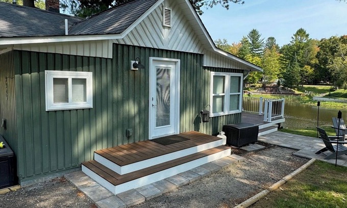 Alger Cottage | Tittabawassee Riverfront Cottage