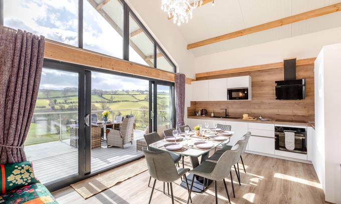 Kingswood House | Titw Tomos Las - Four Bedroom House, Sleeps 8