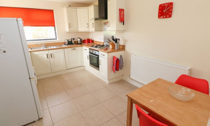 Haverfordwest Cottage | Cozy Tlws Bach: Family-Friendly Stay with Breakfast Included