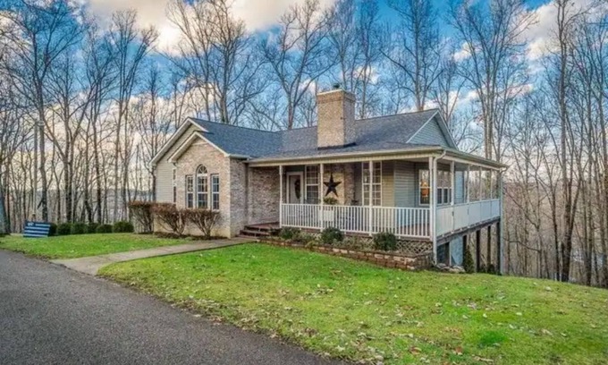 Monterey House | Private TN Mayberry Retreat: 10/10 Review & Spa Amenities