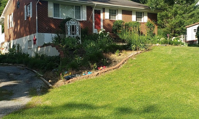 Damascus House | Guest Rated: 9.8 at TNT HOUSE near Creeper Trail