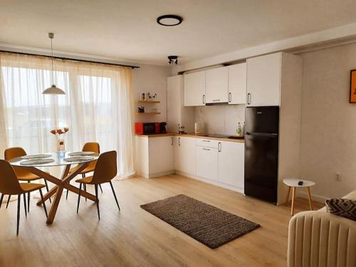 Sinnicoara Apartment | Convenient Stay Near Airport with Family & Pet-Friendly Perks