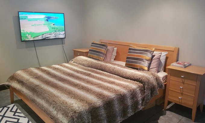 Greater Johannesburg Metropolitan Area Cottage | Ideal Location Near Sandton Craft Market & Nelson Mandela Square