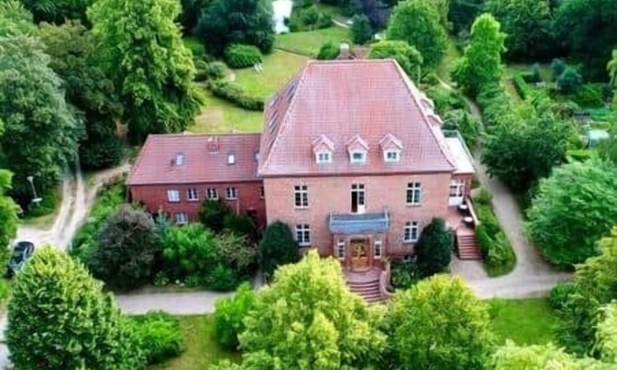 Warnkenhagen Ski Chalet | Gottin Manor House: Ideal Getaway for Groups of 25