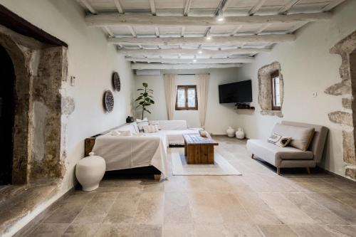 Kournas House | Discover To Patriko: 4-Star Retreat with Family & Pet Perks