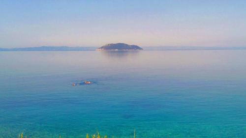 Neos Marmaras House | Oceanfront Bliss at To Spitaki - 4-Star Guest Rated Paradise