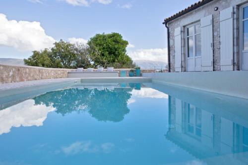 Tselendata Villa | Oceanfront Retreat at To Throni – Rated 10/10 by Guests