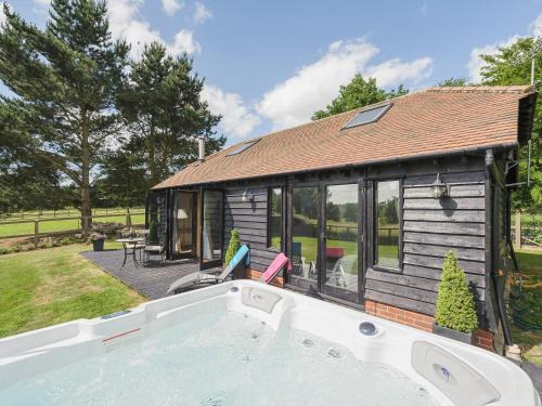 Earls Colne House | Toad Hall Cottage: Family-Friendly Retreat with Hot Tub
