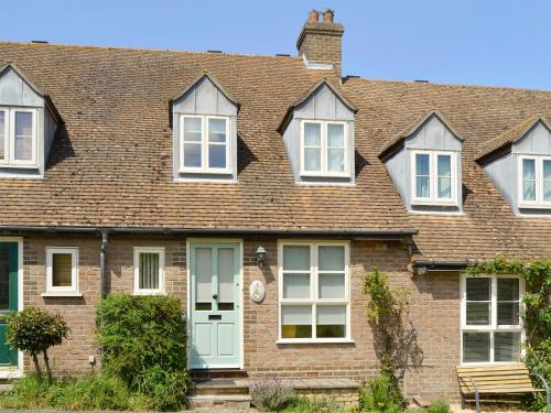 Whippingham House | Pet-Friendly Retreat at Toad Hall for Families