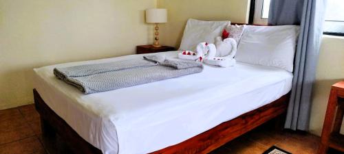 Eua Cabin | Relax at Toafa Lodge: Oceanfront Views & Family-Friendly Amenities