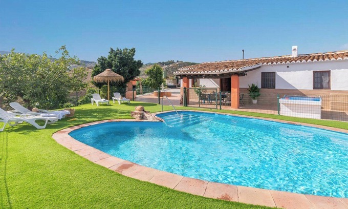 Almachar Villa | Discover Tobalo Hijo Almáchar: Oceanfront Retreat with Spa