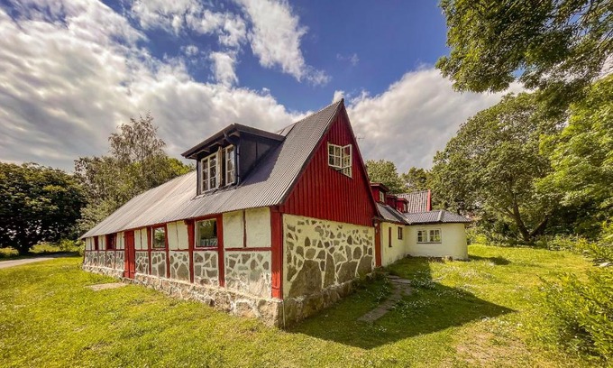 Simrishamn Apartment | Discover Comfort at Tobishirdgård with Hot Tub & Breakfast